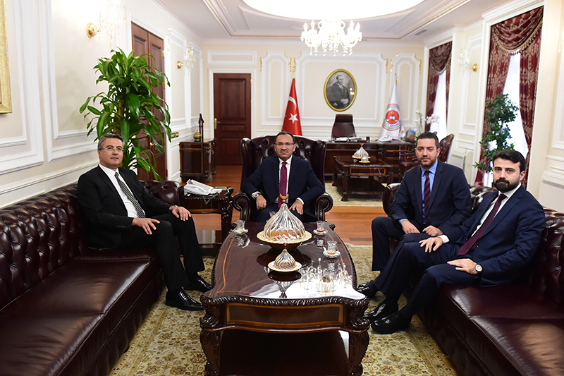 ankara barosu başkanı hakan canduran, 15 temmuz darbesinden sonra adalet bakanı bekir bozdağ ile buluştuktan sonra ankara emniyeti ve adliyesi\'nde birçok şüphelinin özel avukatları engellenirken, cmuk avukatları devreye alındı. bakan bozdağ ile geçen ay da buluşan ankara baro başkanı, baro seçiminde rakibi olan eski adalet bakanı mehmet ali şahin\'in oğlu avukat cem şahin ile buluşması dikkat çekti.