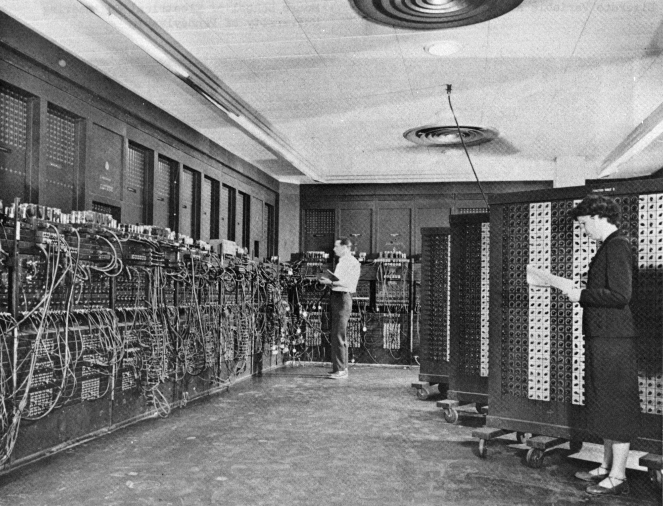 https://upload.wikimedia.org/wikipedia/commons/4/4e/eniac.jpg