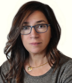 immagine che contiene persona, parete, donna, abbigliamento descrizione generata con affidabilità molto elevata