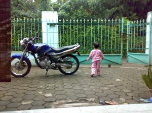 depan rumah dikenal angker