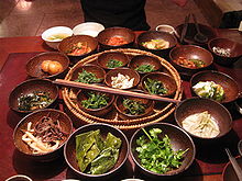 http://upload.wikimedia.org/wikipedia/commons/thumb/2/2a/korea-seoul-insadong-sanchon-02.jpg/220px-korea-seoul-insadong-sanchon-02.jpg