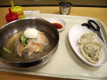 http://upload.wikimedia.org/wikipedia/commons/thumb/0/07/mul_naengmyeon_with_mandu.jpg/220px-mul_naengmyeon_with_mandu.jpg