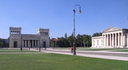 https://upload.wikimedia.org/wikipedia/commons/thumb/a/af/koenigsplatz.jpg/1280px-koenigsplatz.jpg