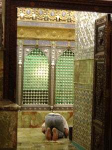 http://gift2shias.files.wordpress.com/2011/02/imamzade-saleh-tehran-son-of-musa-kazem.png?w=225&h=300