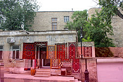 https://upload.wikimedia.org/wikipedia/commons/thumb/7/75/carpet_store_in_old_city%2c_baku.jpg/250px-carpet_store_in_old_city%2c_baku.jpg